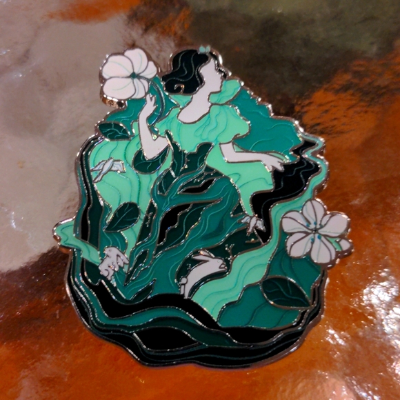 Loungefly Jewelry - Snow White Loungefly Pin